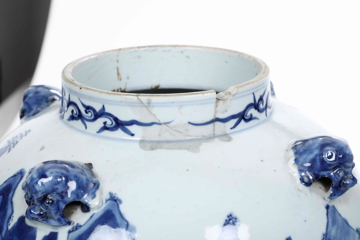 Coppia di Potiches in Porcellana Bianca e Blu con Raffigurazioni di Paesaggi, Mascheroni e Presa ...