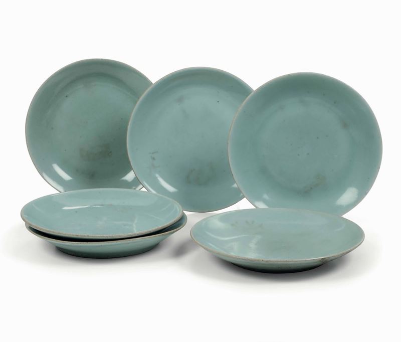 Sei piatti in porcellana monocroma color Celadon, Cina, Dinastia Ming, XVII secolo  - Asta Dimore Italiane - Cambi Casa d'Aste
