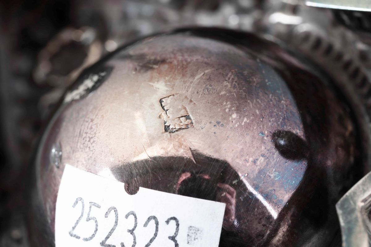 Lotto in Argento Composto da Due Piatti e una Coppia di Salierine. India, XX Secolo