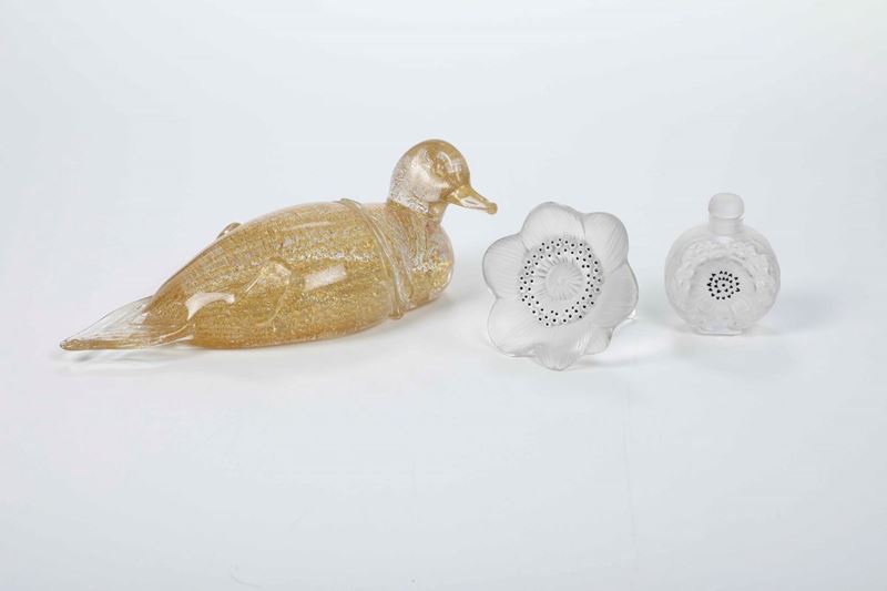 Lotto composto da un fiore e una bottiglia Lalique, e un’anatra in vetro   - Asta Dimore Italiane - Cambi Casa d'Aste