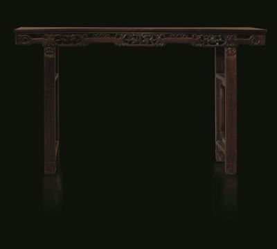Importante Consolle in Legno di Hongmu con Decori Vegetali a Traforo, Cina, Dinastia Qing, Metà X...