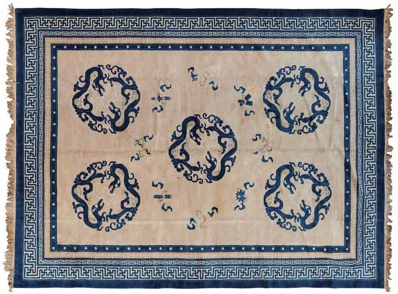 Grande tappeto Ningxia con decoro a cinque draghi sui toni del blu, Cina, XX secolo  - Asta Fine Chinese Works of Art - I - Cambi Casa d'Aste
