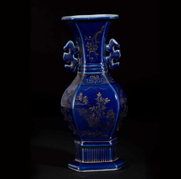Vaso in porcellana monocroma blu con anse sagomate e decori floreali lumeggiati in color oro, Cina, Dinastia Qing, XIX secolo