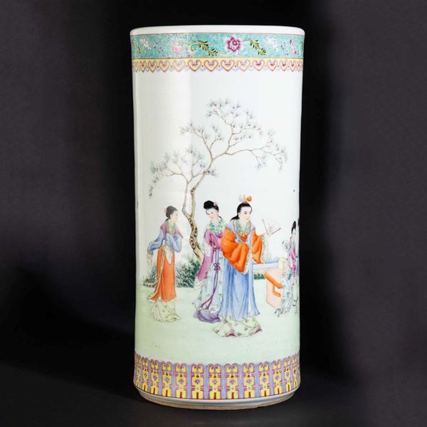 Portaombrelli cilindrico in porcellana con figure femminili entro paesaggio e iscrizione, Cina, Repubblica, XX secolo