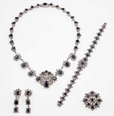 Parure Composta da Collana, Bracciale, Orecchini e Spilla con Diamanti e Zaffiri