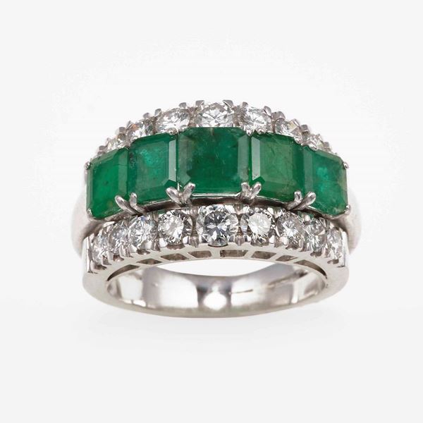 Anello a fascia con smeraldi e diamanti