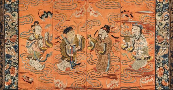 Tessuto in seta finemente ricamato con figure di saggi e Guanyin su fondo rosso, Cina, Dinastia Qing, XIX secolo