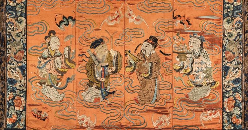 Tessuto in seta finemente ricamato con figure di saggi e Guanyin su fondo rosso, Cina, Dinastia Qing, XIX secolo  - Asta Fine Chinese Works of Art - I - Cambi Casa d'Aste