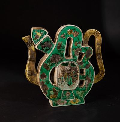Teiera in Porcellana Famiglia Verde a Forma di Ideogramma con Figure di Saggio e Bambini, Cina, D...