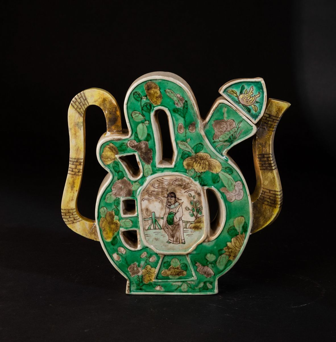 Teiera in Porcellana Famiglia Verde a Forma di Ideogramma con Figure di Saggio e Bambini, Cina, D...