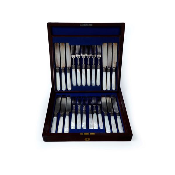 Servizio di posate  in cassetta di legno. XX secolo