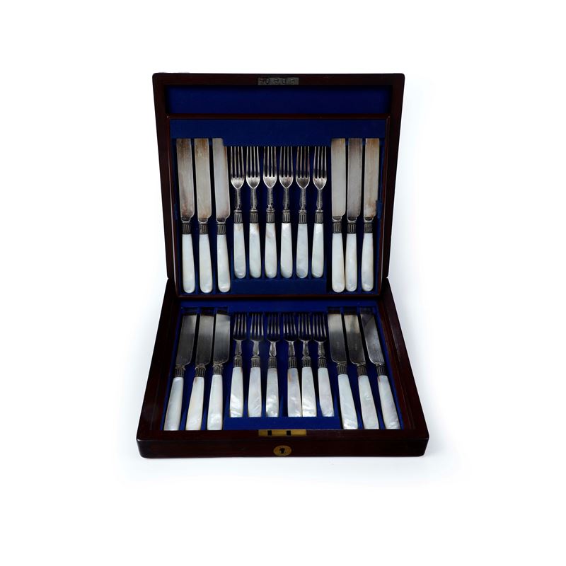 Servizio di posate  in cassetta di legno. XX secolo  - Asta Antiquariato - Cambi Casa d'Aste