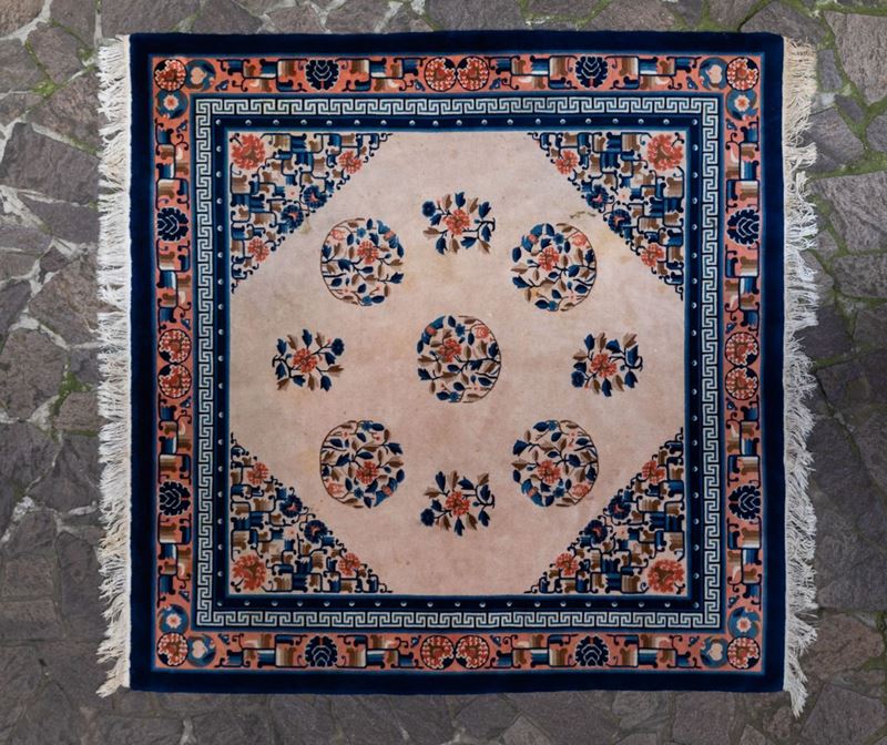 A floral decor carpet, China, 1900s  - Auction Chinese Works of Art - II - Cambi Casa d'Aste