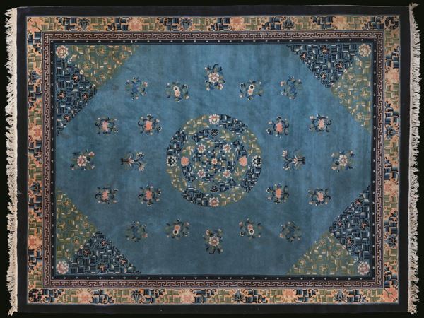 Grande tappeto Ningxia con medaglione centrale e decori floreali su fondo azzurro, Cina, XX secolo