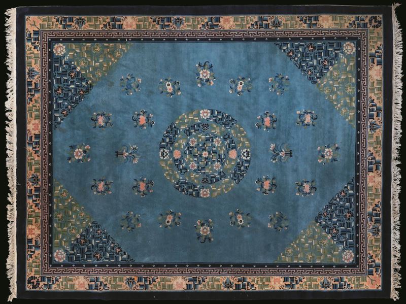 Grande tappeto Ningxia con medaglione centrale e decori floreali su fondo azzurro, Cina, XX secolo  - Asta Fine Chinese Works of Art - I - Cambi Casa d'Aste