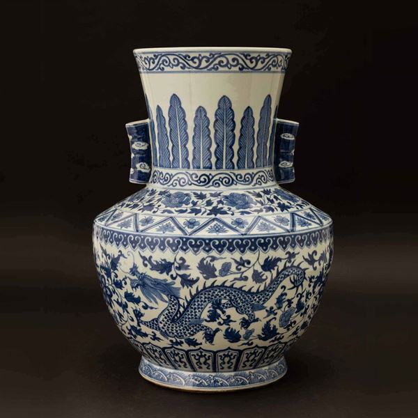 Coppia grandi di vasi in porcellana bianca e blu con figure di draghi e decori vegetali, Cina, XX secolo