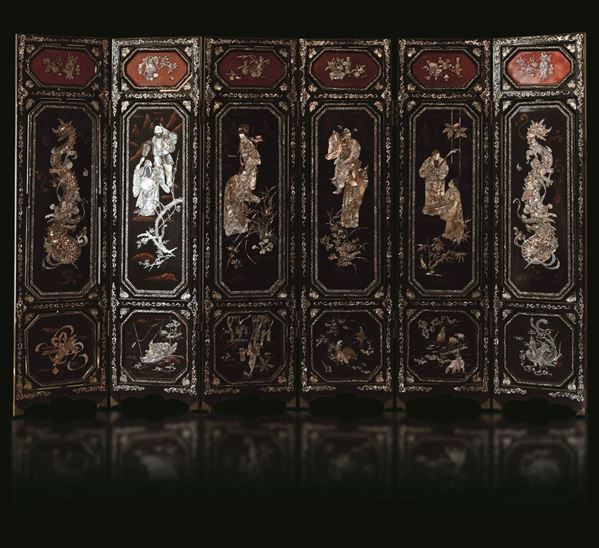 Paravento sei ante in legno laccato con personaggi, figure di draghi e soggetti naturalistici in madreperla, Cina, XX secolo