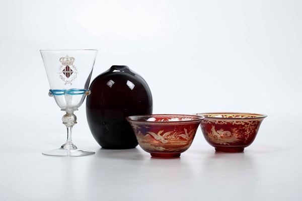 Lotto in vetro composto da due ciotole, un bicchiere e un vaso. Manifatture diverse, XIX-XX secolo