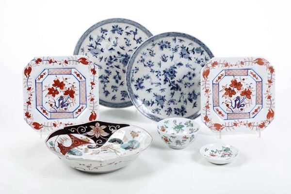 Lotto composto da tre ciotole e quattro piatti in porcellana di misure e forme diverse. Cina, XX secolo