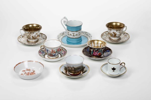 Lotto composto da sette tazze con piattini e una piccola ciotola in porcellana. Manifatture diverse, XIX-XX secolo