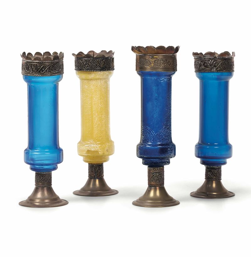 Gruppo di quattro candelieri in vetro e metallo. XX secolo  - Auction Antique April - Cambi Casa d'Aste