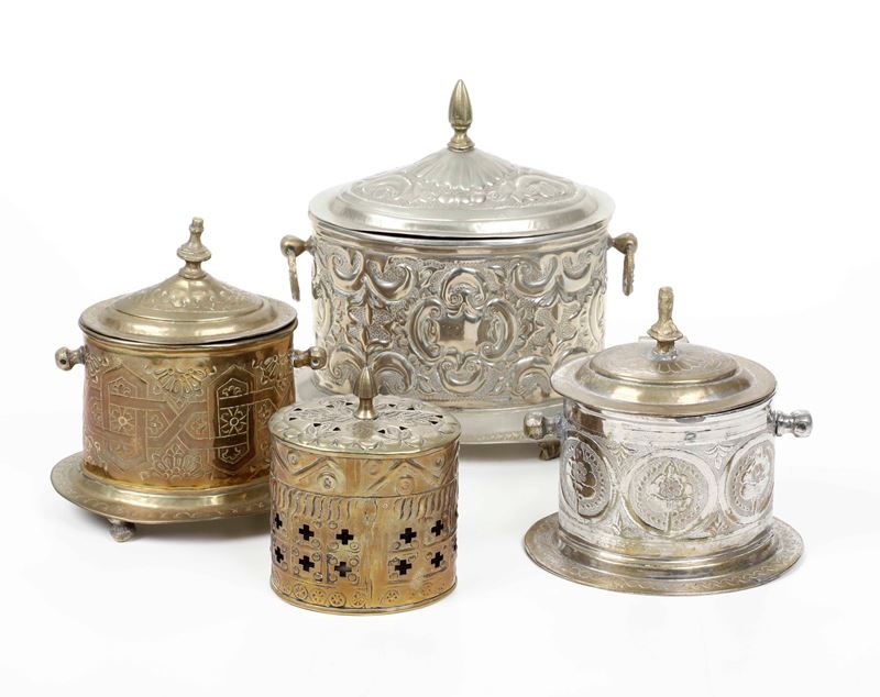Lotto composto da quattro contenitori in peltro. Manifattura orientale, XX secolo  - Auction Asian Art - Cambi Casa d'Aste