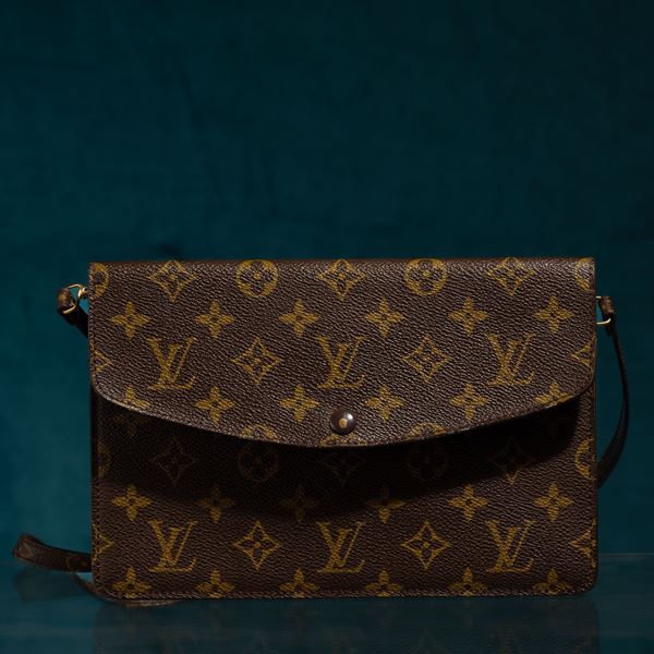 Louis Vuitton lotto di due Pochette, una borsa tracolla double face, 24 x 16 cm, segni di usura, una pochette/bustina con cerniera,17 x 13,5 cm segni di usura