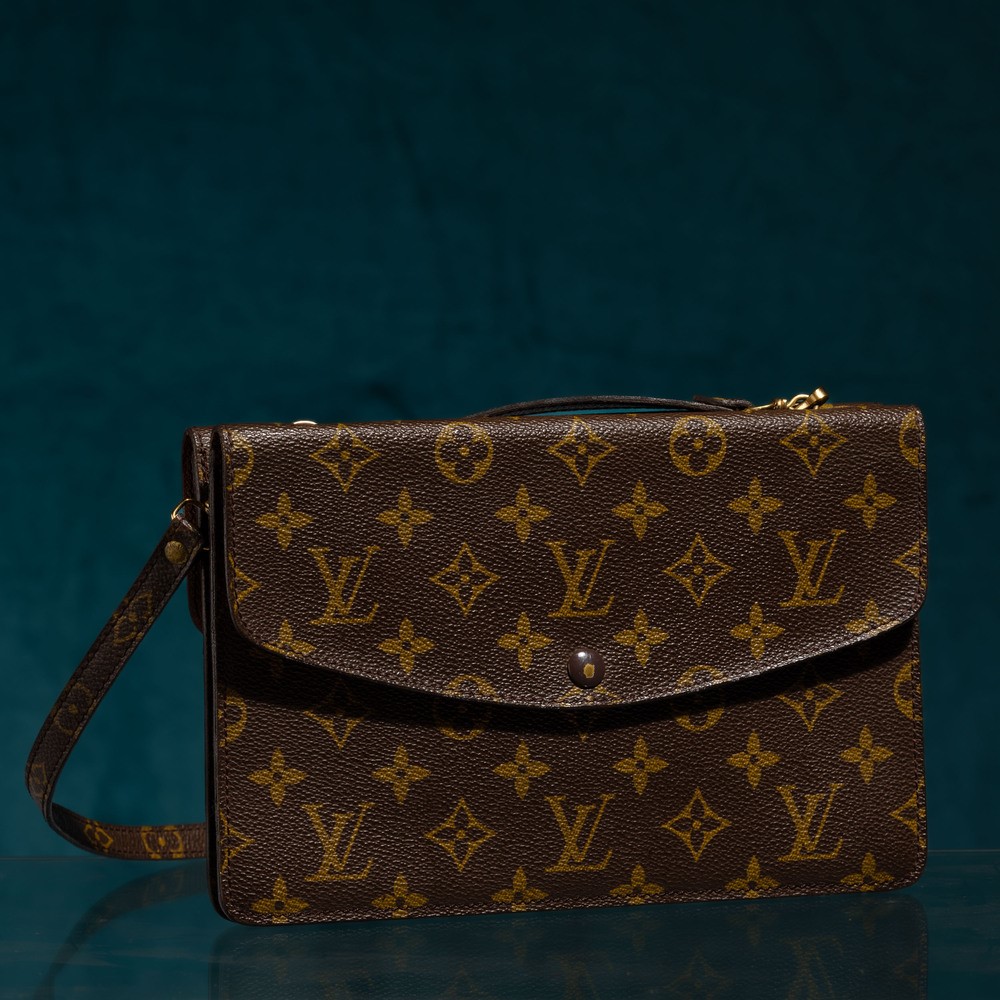 Louis Vuitton Lotto di Due Pochette, una Borsa Tracolla Double Face, 24 X 16 CM, Segni di Usura, ...