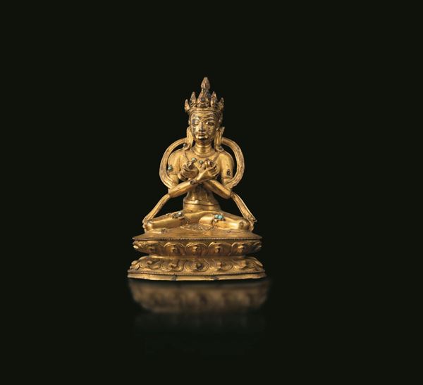 Figura di Buddha con Vajra seduto su doppio fiore di loto in bronzo dorato con innesti di turchese, Cina, Dinastia Qing, epoca Qianlong (1736-1796)