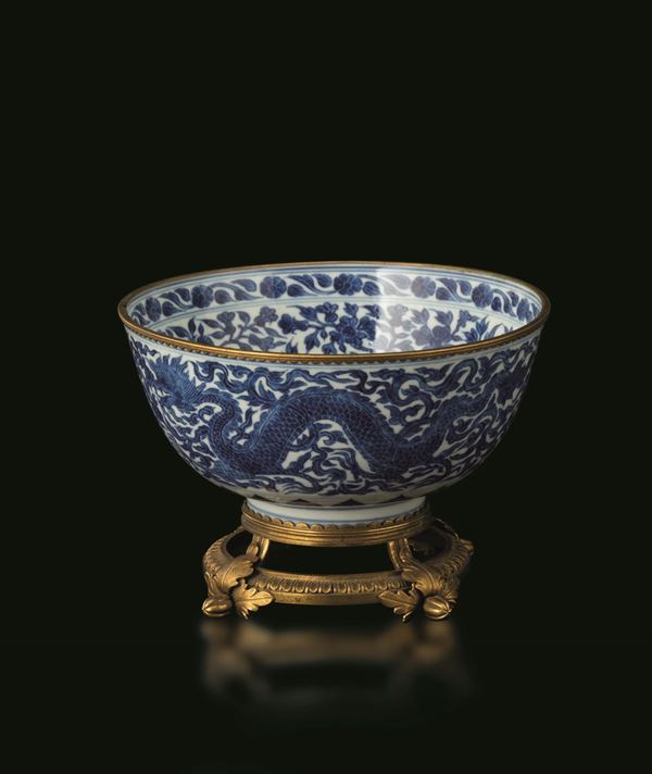 Ciotola in porcellana bianca e blu con decori floreali e vegetali, Cina, Dinastia Qing, epoca Kangxi (1662-1722)