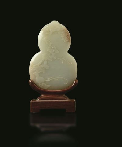 Placca a Forma di Doppia Zucca in Giada e Russet con Decori Naturalistici a Rilievo e Applicazion...