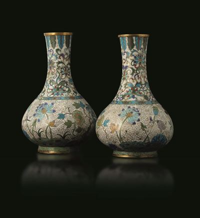 Coppia di Vasi a Bottiglia a Smalti con Decori Floreali su Fondo Bianco, Cina, Dinastia Qing, Epo...