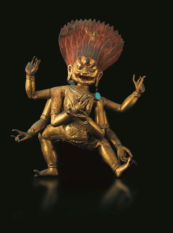 Grande figura di Mahakala repoussè dorato con tracce di policromia e pendenti in turchese, Tibet, XVIII secolo
