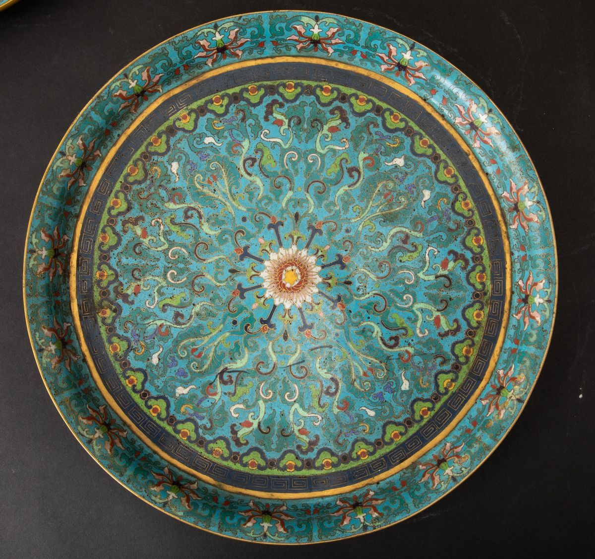Coppia di Grandi Piatti a Smalti Cloisonnè con Decori a Fiori di Loto e Farfalle, Cina, Dinastia ...