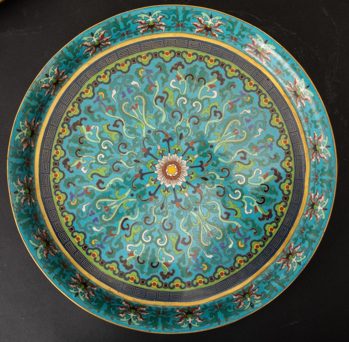 Coppia di Grandi Piatti a Smalti Cloisonnè con Decori a Fiori di Loto e Farfalle, Cina, Dinastia ...