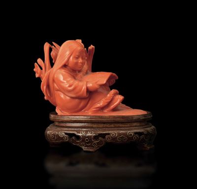 Piccolo Gruppo Scolpito in Corallo Raffigurante Bambina che Legge, Cina, Inizi XX Secolo