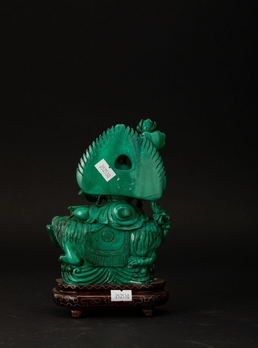 Gruppo Scolpito in Malachite con Figura di Guanyin con Vasetto Assisa su Drago, Cina, Repubblica,...