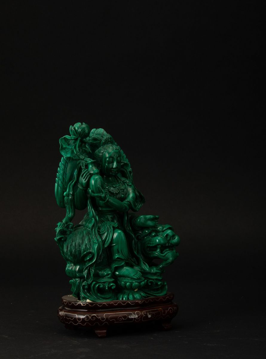 Gruppo Scolpito in Malachite con Figura di Guanyin con Vasetto Assisa su Drago, Cina, Repubblica,...