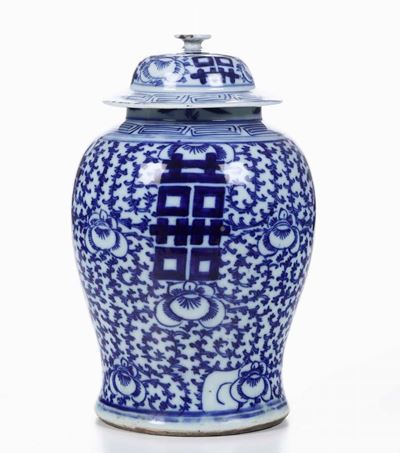 Potiche in Porcellana Bianca e Blucon Decori Floreali e Simboli Taoisti, Cina, XX Secolo