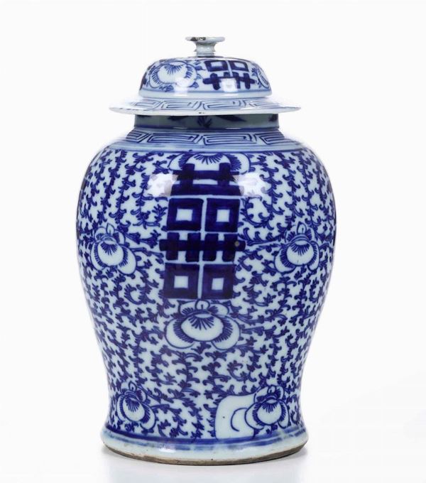 Potiche in porcellana bianca e blucon decori floreali e simboli taoisti, Cina, XX secolo