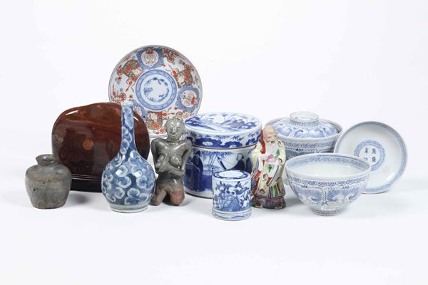 Lotto composto da oggetti in porcellana, Cina, XIX-XX secolo