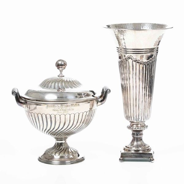 Lotto composto da una zuppiera e un vaso in metallo argentato. XX secolo