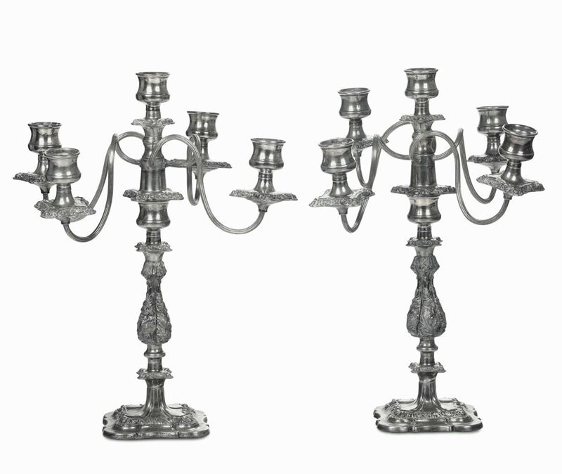 Coppia di candelabri a cinque fiamme in metallo argentato. XX secolo  - Asta Dimore Italiane - Cambi Casa d'Aste