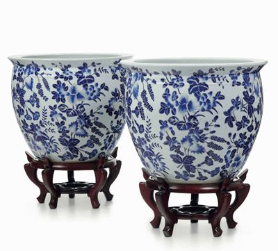 Coppia di Cachepots in Porcellana con Decori Floreali sui Toni del Bianco e del Blu, Cina, XX Sec...