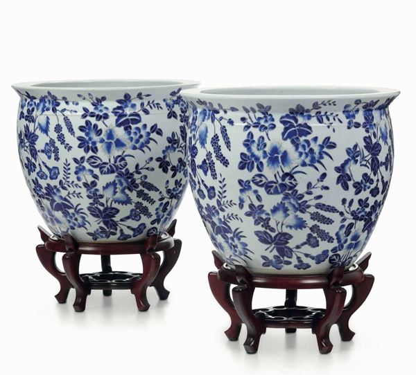 Coppia di cachepots in porcellana con decori floreali sui toni del bianco e del blu, Cina, XX secolo
