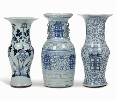 Lotto di Tre Vasi in Porcellana Bianca e Blu, Cina, XIX-XX Secolo