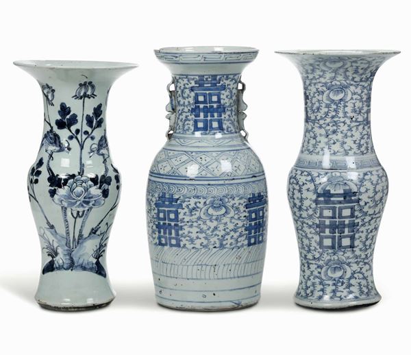 Lotto di tre vasi in porcellana bianca e blu, Cina, XIX-XX secolo