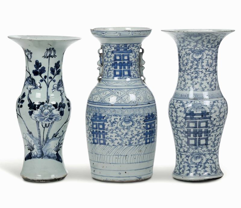 Lotto di tre vasi in porcellana bianca e blu, Cina, XIX-XX secolo  - Asta Dimore Italiane - Cambi Casa d'Aste