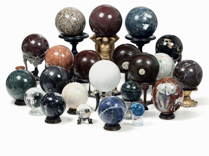 Collezione di numerose sfere in materiali differenti. XX secolo  - Asta Dimore Italiane - Cambi Casa d'Aste