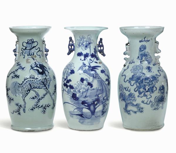 Tre vasi in porcellana bianca e blu, Cina, Dinastia Qing, XIX secolo